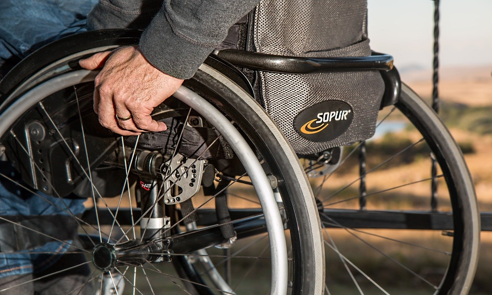 La Asl taglia l’assistenza alla donna disabile, il marito (medico) va in Procura