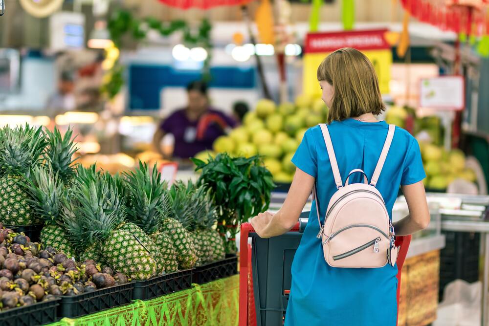 Consumi: tagli alle spese per alimenti, scarpe e viaggi in Puglia